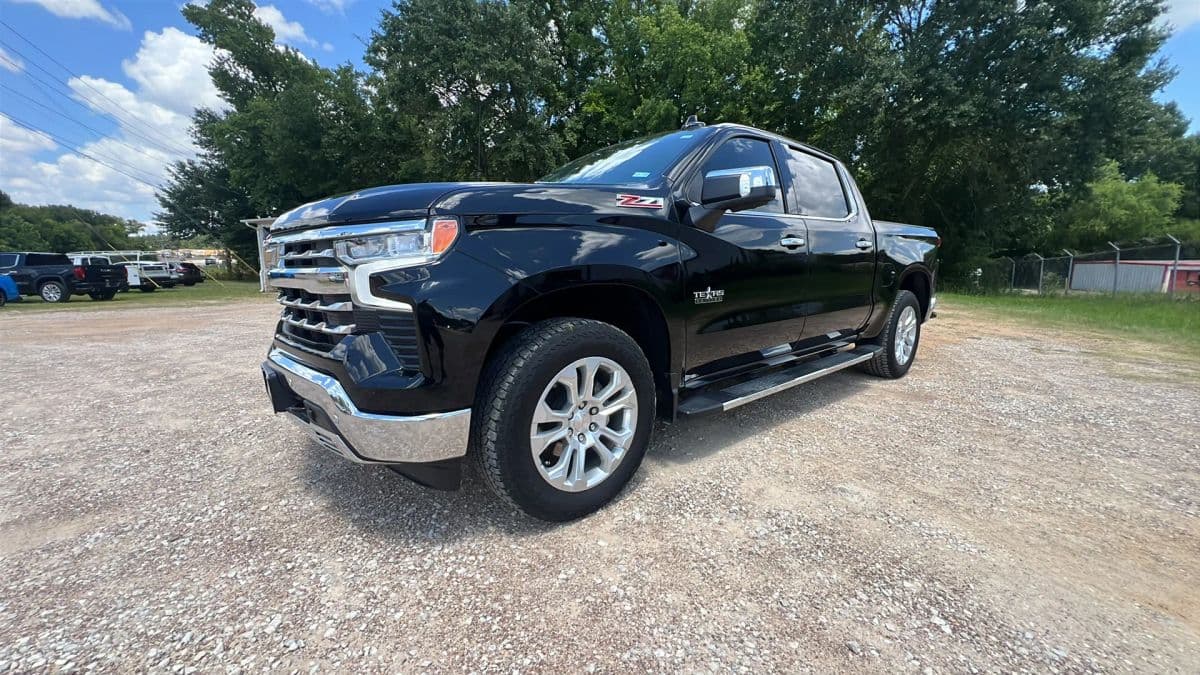 2023 Chevrolet Silverado 1500 Crew Cab — photo 1